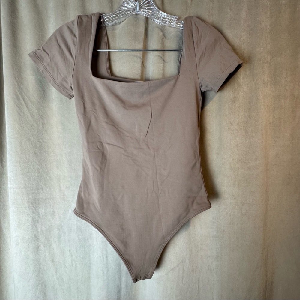 Babaton Square Contour Crew Neck Short‎ Sleeve thong Bodysuit Taupe S Aritzia